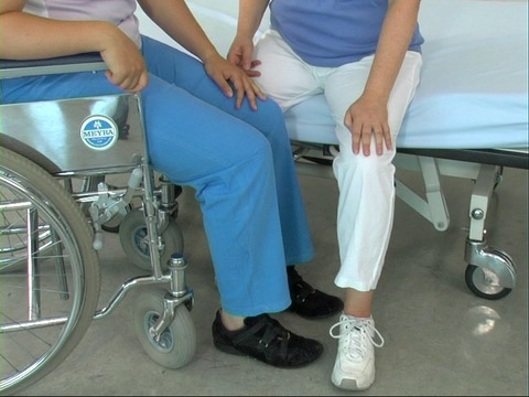 27+ frisch Foto Transfer Bett Rollstuhl Bilder : Ruckengerechtes Arbeiten In Pflege Und Betreuung : Behindertenfreundliches transfer brett rollstuhl pkw.